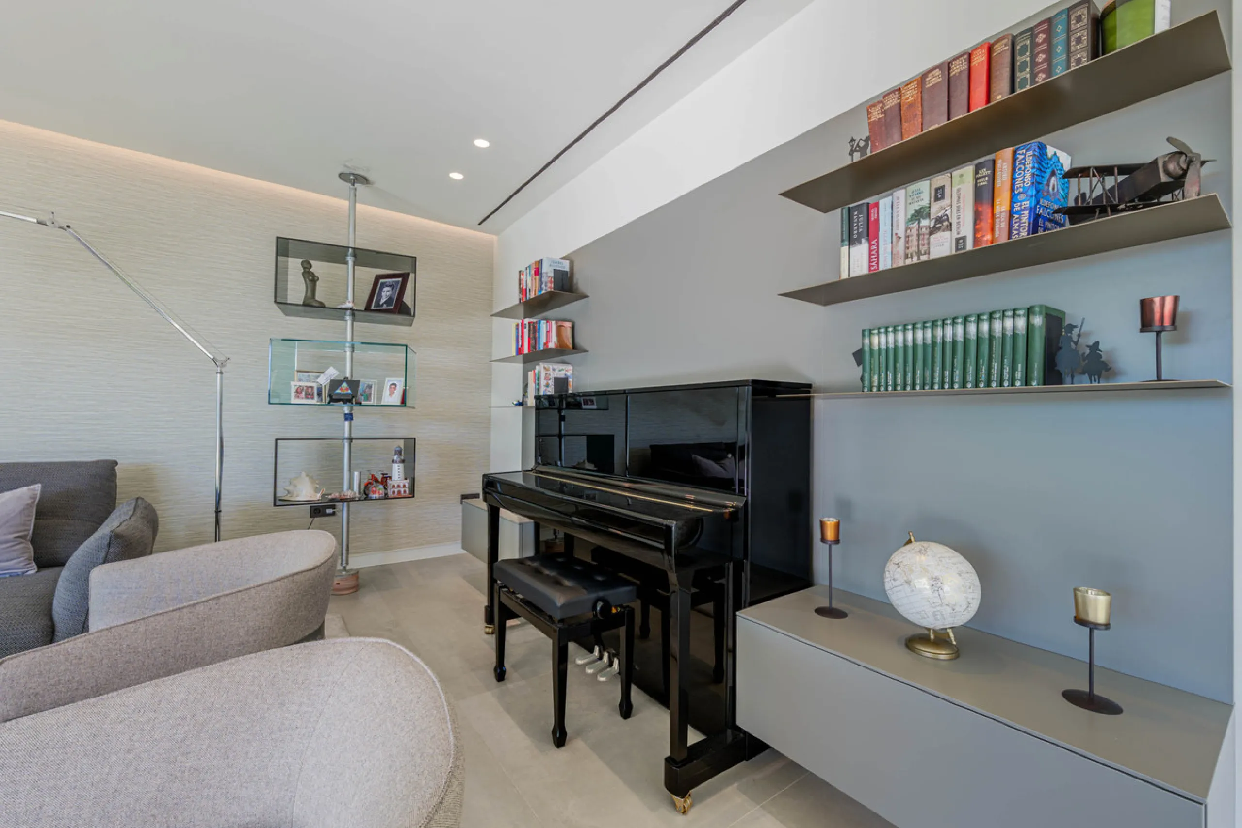 Spectacular contemporary design villa located in East Malaga, boasting sea and mountain views. Built in 2023, it stands out for its modern architecture with clean lines and a carefully planned layout that maximizes natural light. South-facing, it sits on 