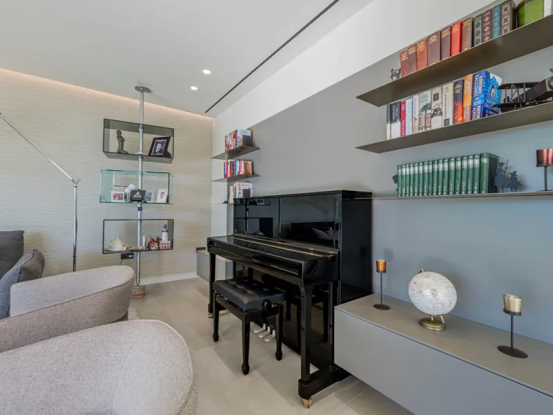 Spectacular contemporary design villa located in East Malaga, boasting sea and mountain views. Built in 2023, it stands out for its modern architecture with clean lines and a carefully planned layout that maximizes natural light. South-facing, it sits on 