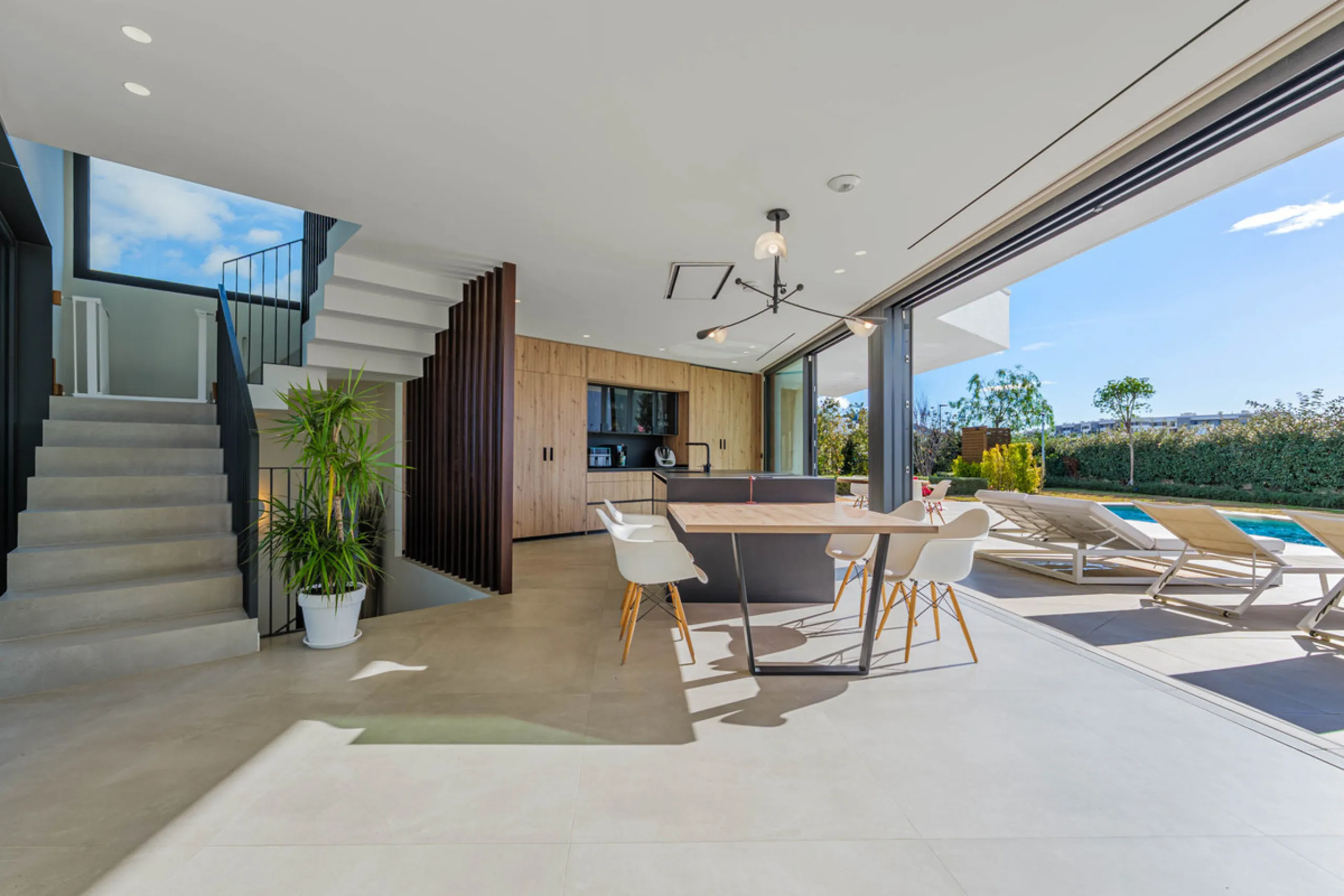 Spectacular contemporary design villa located in East Malaga, boasting sea and mountain views. Built in 2023, it stands out for its modern architecture with clean lines and a carefully planned layout that maximizes natural light. South-facing, it sits on 