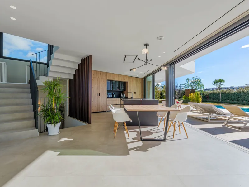 Spectacular contemporary design villa located in East Malaga, boasting sea and mountain views. Built in 2023, it stands out for its modern architecture with clean lines and a carefully planned layout that maximizes natural light. South-facing, it sits on 