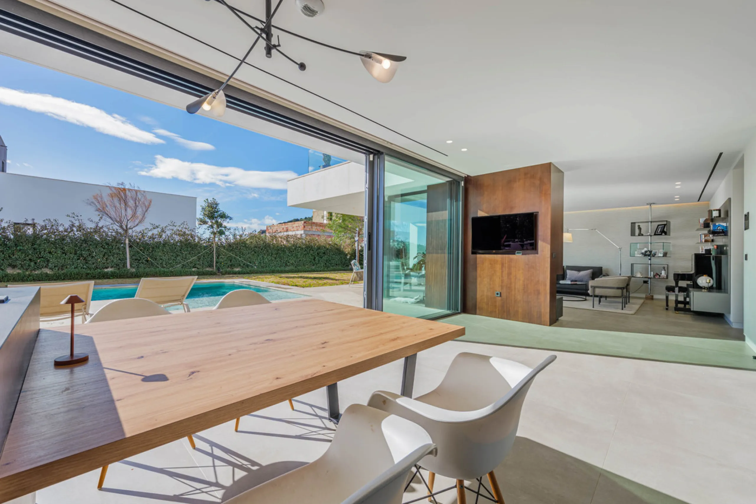 Spectacular contemporary design villa located in East Malaga, boasting sea and mountain views. Built in 2023, it stands out for its modern architecture with clean lines and a carefully planned layout that maximizes natural light. South-facing, it sits on 