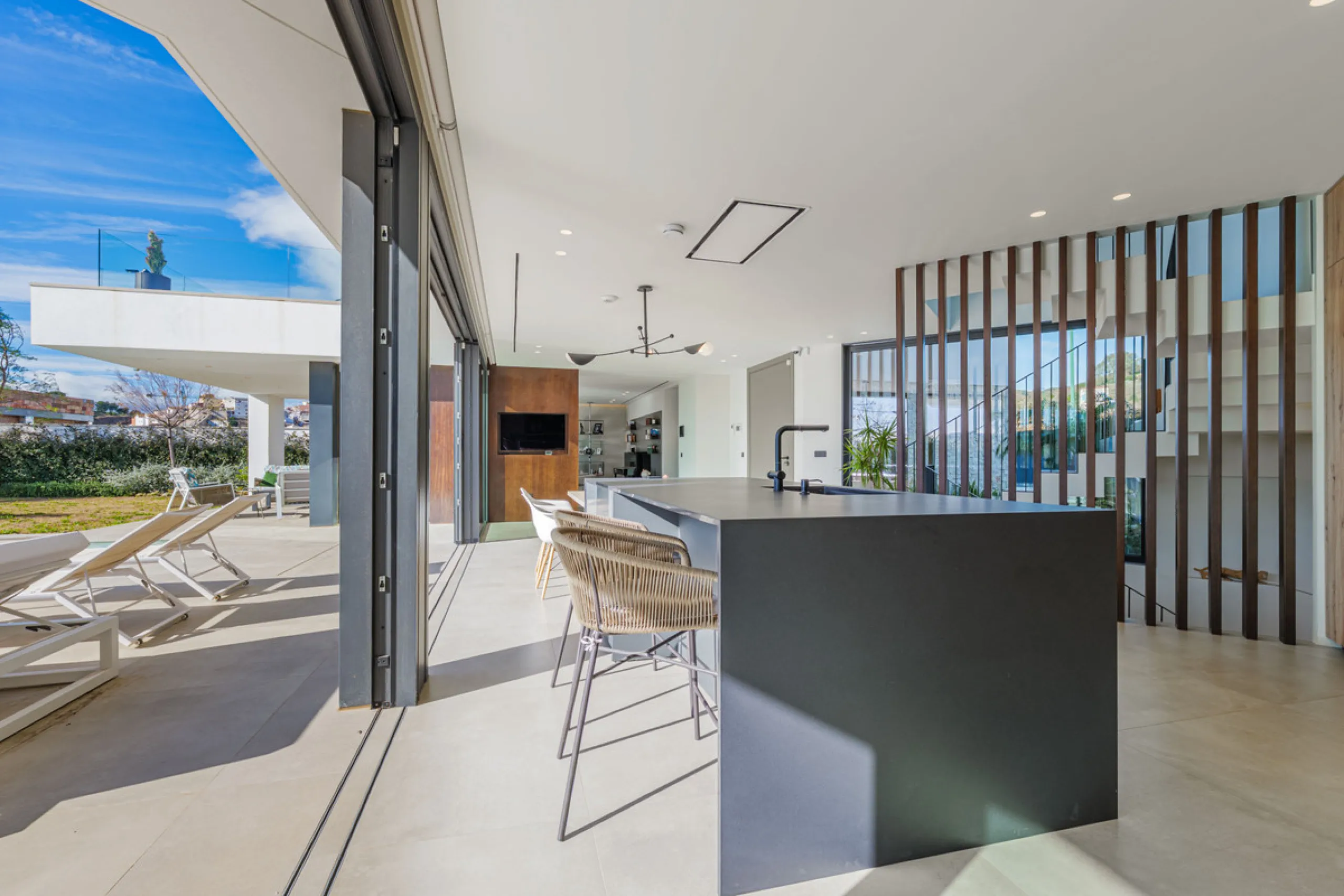Spectacular contemporary design villa located in East Malaga, boasting sea and mountain views. Built in 2023, it stands out for its modern architecture with clean lines and a carefully planned layout that maximizes natural light. South-facing, it sits on 
