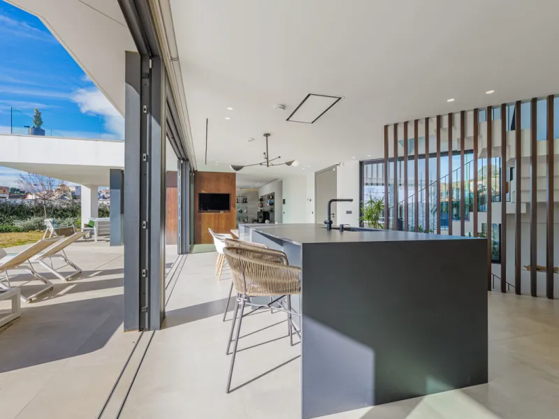 Spectacular contemporary design villa located in East Malaga, boasting sea and mountain views. Built in 2023, it stands out for its modern architecture with clean lines and a carefully planned layout that maximizes natural light. South-facing, it sits on 