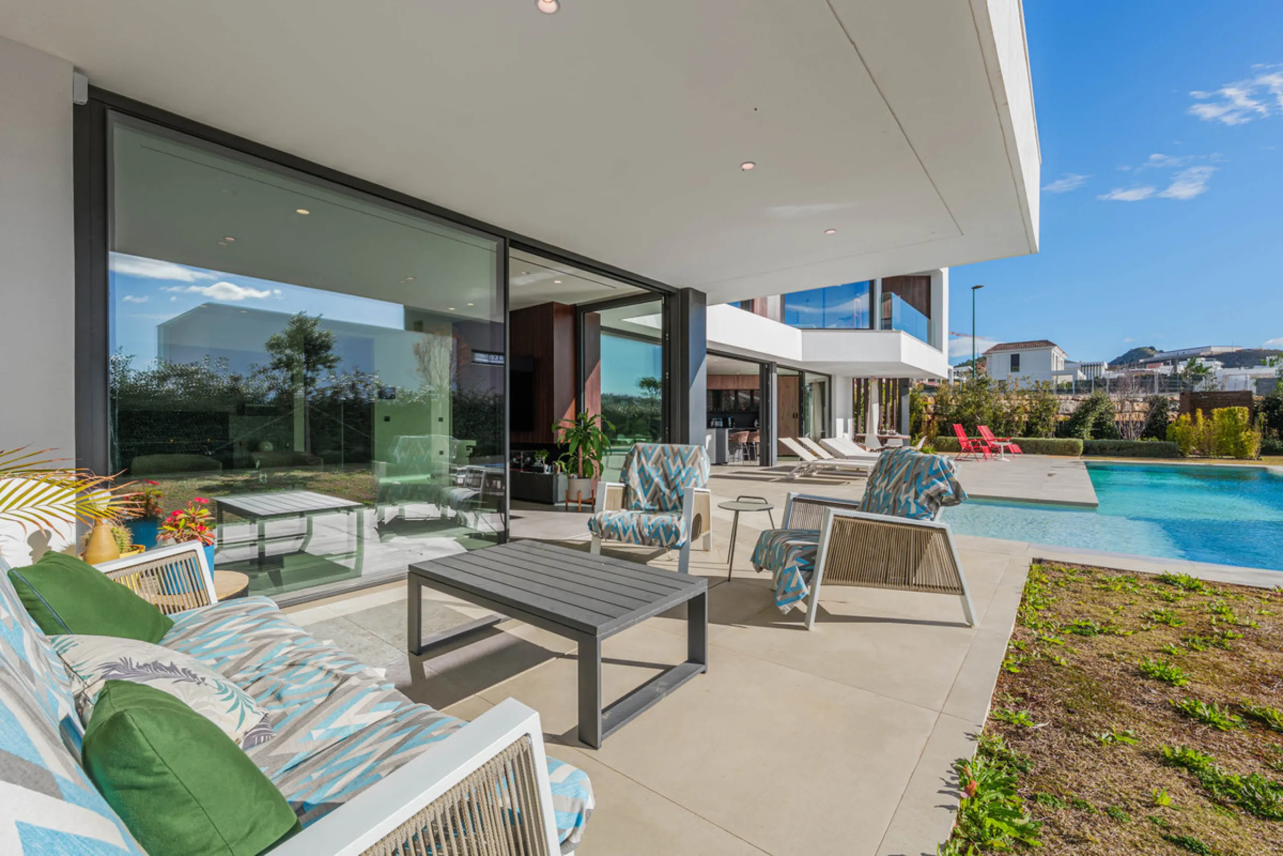 Spectacular contemporary design villa located in East Malaga, boasting sea and mountain views. Built in 2023, it stands out for its modern architecture with clean lines and a carefully planned layout that maximizes natural light. South-facing, it sits on 