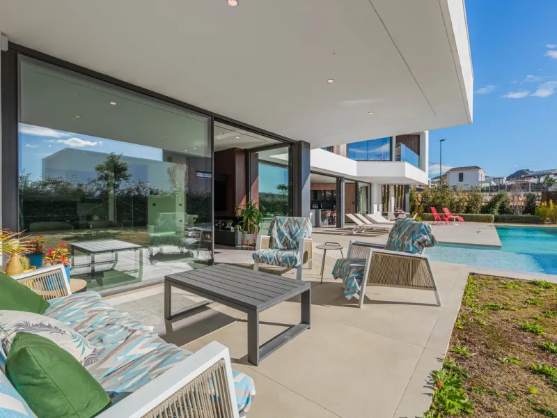Spectacular contemporary design villa located in East Malaga, boasting sea and mountain views. Built in 2023, it stands out for its modern architecture with clean lines and a carefully planned layout that maximizes natural light. South-facing, it sits on 