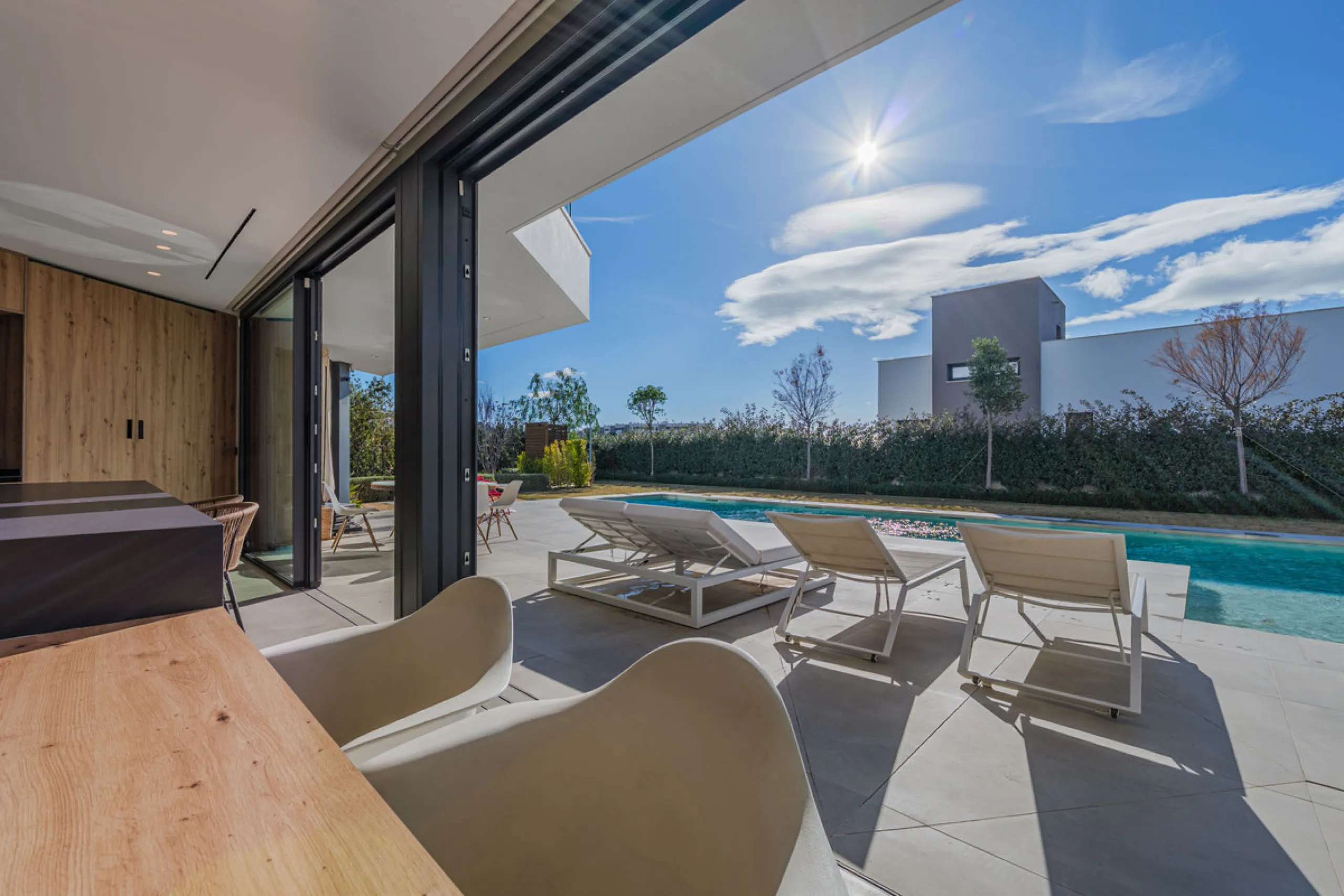 Spectacular contemporary design villa located in East Malaga, boasting sea and mountain views. Built in 2023, it stands out for its modern architecture with clean lines and a carefully planned layout that maximizes natural light. South-facing, it sits on 