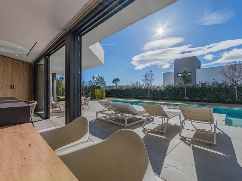 Spectacular contemporary design villa located in East Malaga, boasting sea and mountain views. Built in 2023, it stands out for its modern architecture with clean lines and a carefully planned layout that maximizes natural light. South-facing, it sits on 