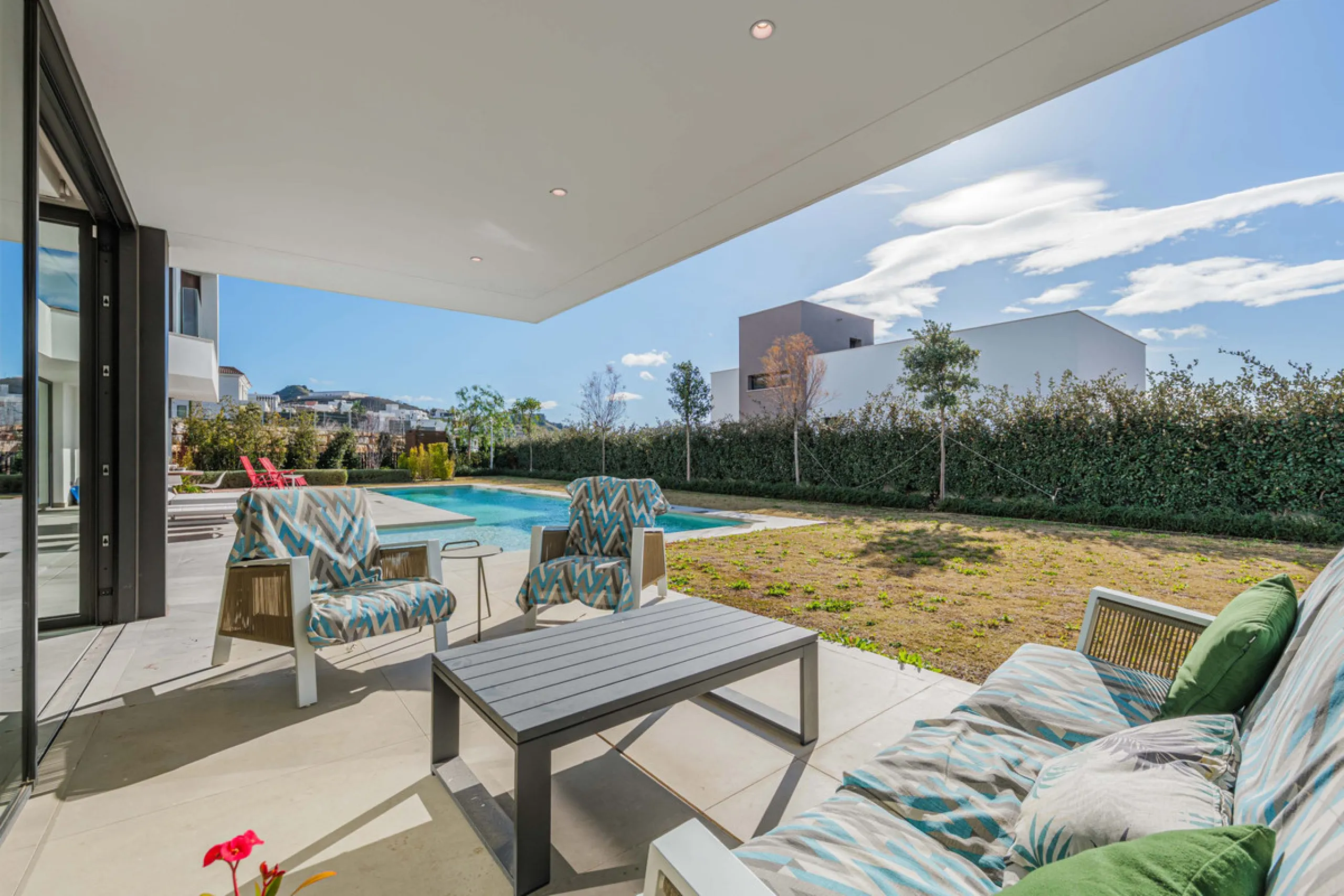 Spectacular contemporary design villa located in East Malaga, boasting sea and mountain views. Built in 2023, it stands out for its modern architecture with clean lines and a carefully planned layout that maximizes natural light. South-facing, it sits on 