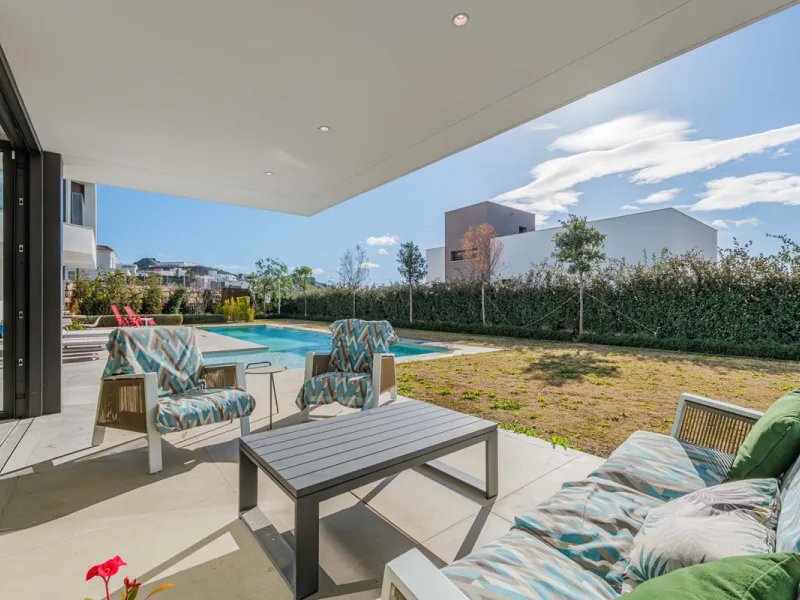 Spectacular contemporary design villa located in East Malaga, boasting sea and mountain views. Built in 2023, it stands out for its modern architecture with clean lines and a carefully planned layout that maximizes natural light. South-facing, it sits on 