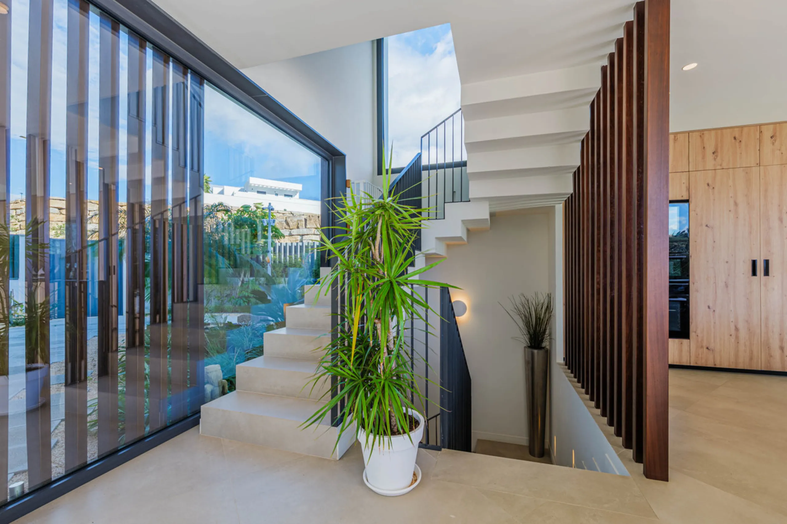 Spectacular contemporary design villa located in East Malaga, boasting sea and mountain views. Built in 2023, it stands out for its modern architecture with clean lines and a carefully planned layout that maximizes natural light. South-facing, it sits on 
