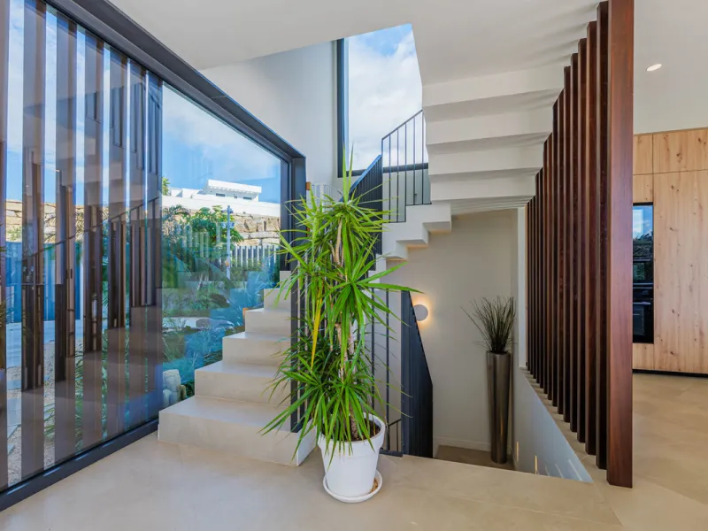 Spectacular contemporary design villa located in East Malaga, boasting sea and mountain views. Built in 2023, it stands out for its modern architecture with clean lines and a carefully planned layout that maximizes natural light. South-facing, it sits on 