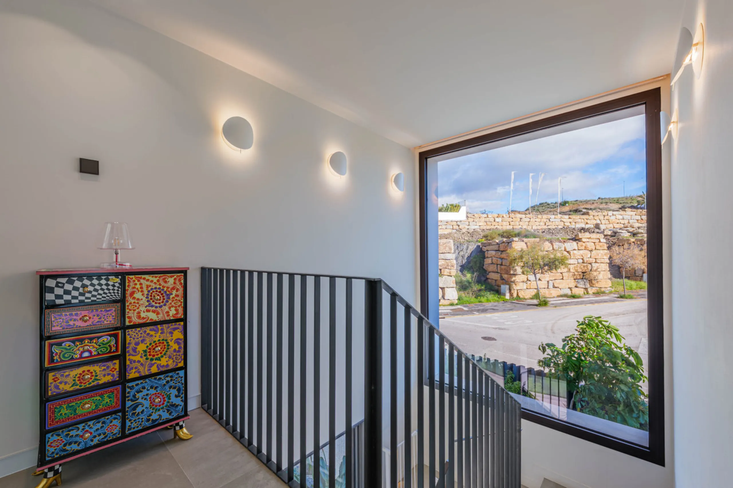 Spectacular contemporary design villa located in East Malaga, boasting sea and mountain views. Built in 2023, it stands out for its modern architecture with clean lines and a carefully planned layout that maximizes natural light. South-facing, it sits on 