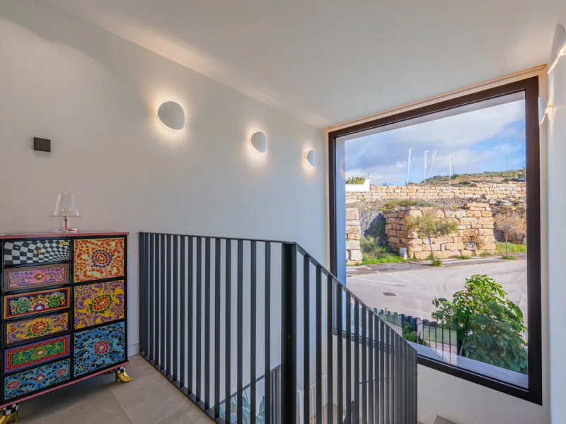 Spectacular contemporary design villa located in East Malaga, boasting sea and mountain views. Built in 2023, it stands out for its modern architecture with clean lines and a carefully planned layout that maximizes natural light. South-facing, it sits on 