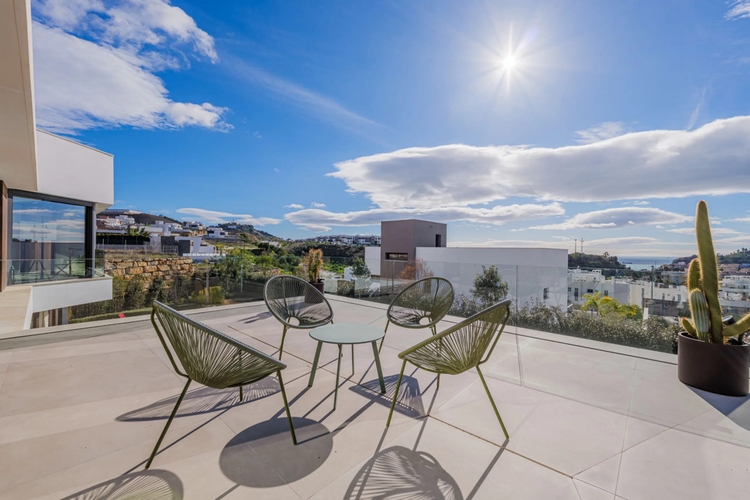 Spectacular contemporary design villa located in East Malaga, boasting sea and mountain views. Built in 2023, it stands out for its modern architecture with clean lines and a carefully planned layout that maximizes natural light. South-facing, it sits on 