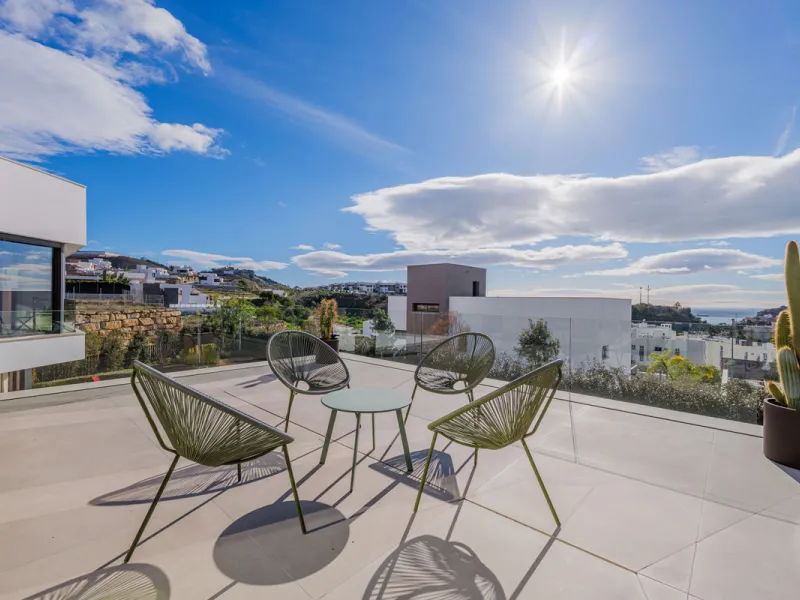 Spectacular contemporary design villa located in East Malaga, boasting sea and mountain views. Built in 2023, it stands out for its modern architecture with clean lines and a carefully planned layout that maximizes natural light. South-facing, it sits on 