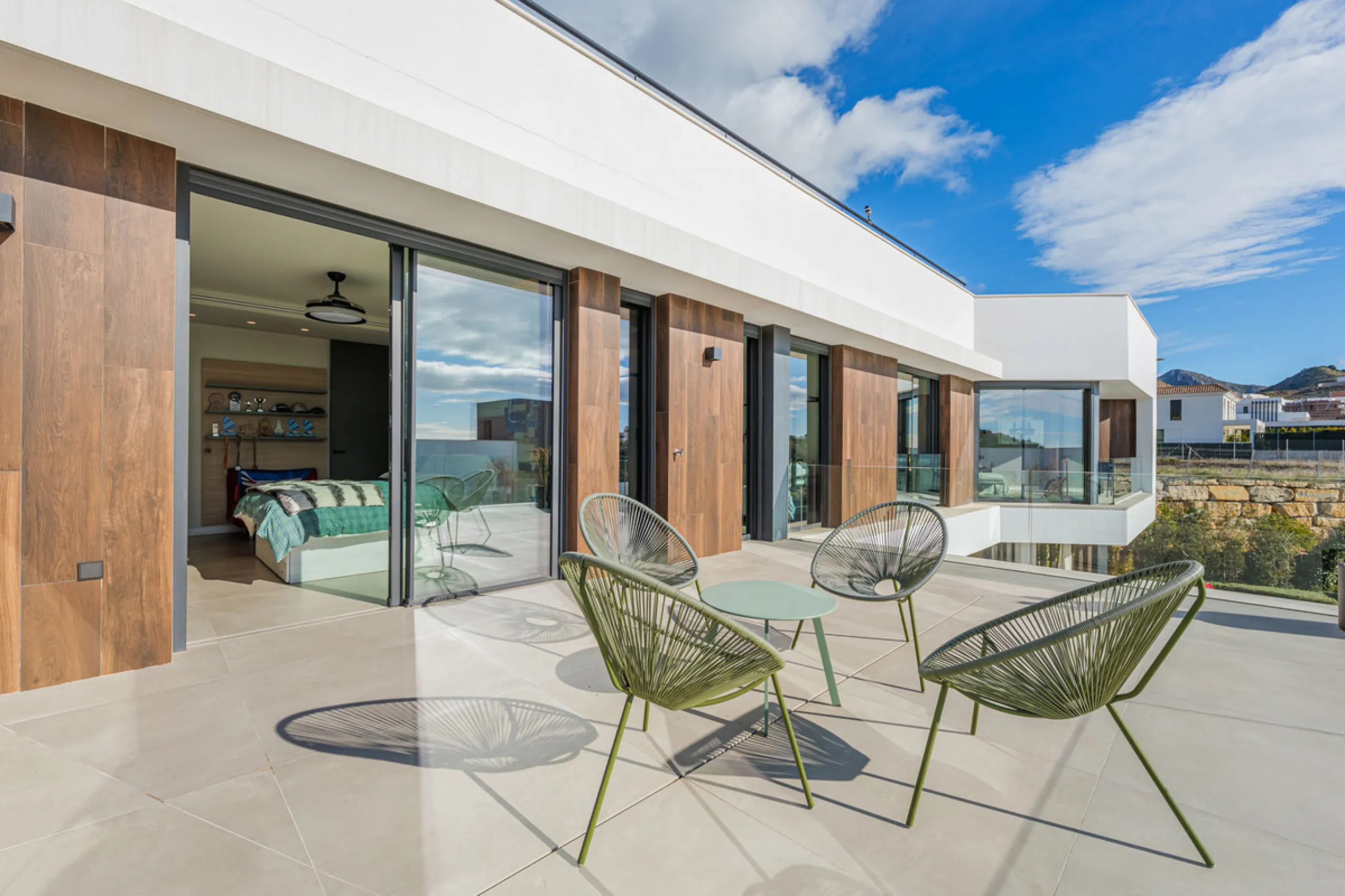Spectacular contemporary design villa located in East Malaga, boasting sea and mountain views. Built in 2023, it stands out for its modern architecture with clean lines and a carefully planned layout that maximizes natural light. South-facing, it sits on 
