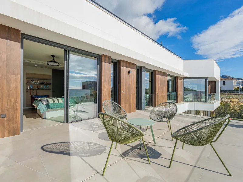 Spectacular contemporary design villa located in East Malaga, boasting sea and mountain views. Built in 2023, it stands out for its modern architecture with clean lines and a carefully planned layout that maximizes natural light. South-facing, it sits on 