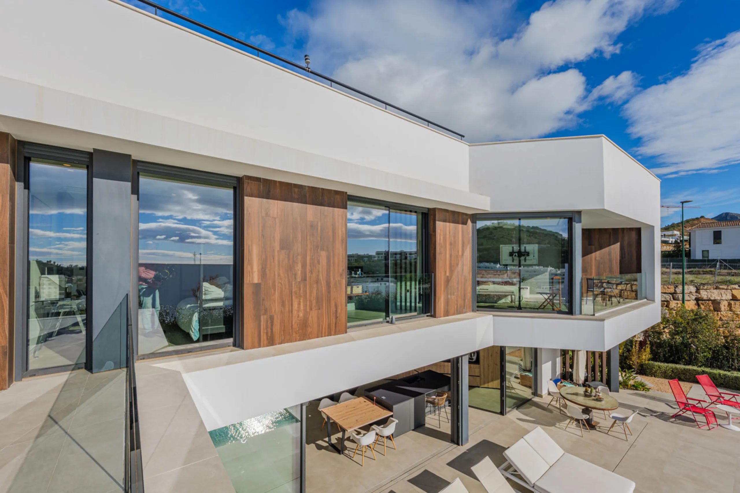 Spectacular contemporary design villa located in East Malaga, boasting sea and mountain views. Built in 2023, it stands out for its modern architecture with clean lines and a carefully planned layout that maximizes natural light. South-facing, it sits on 