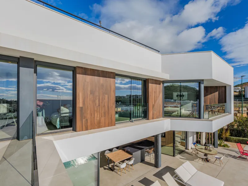 Spectacular contemporary design villa located in East Malaga, boasting sea and mountain views. Built in 2023, it stands out for its modern architecture with clean lines and a carefully planned layout that maximizes natural light. South-facing, it sits on 