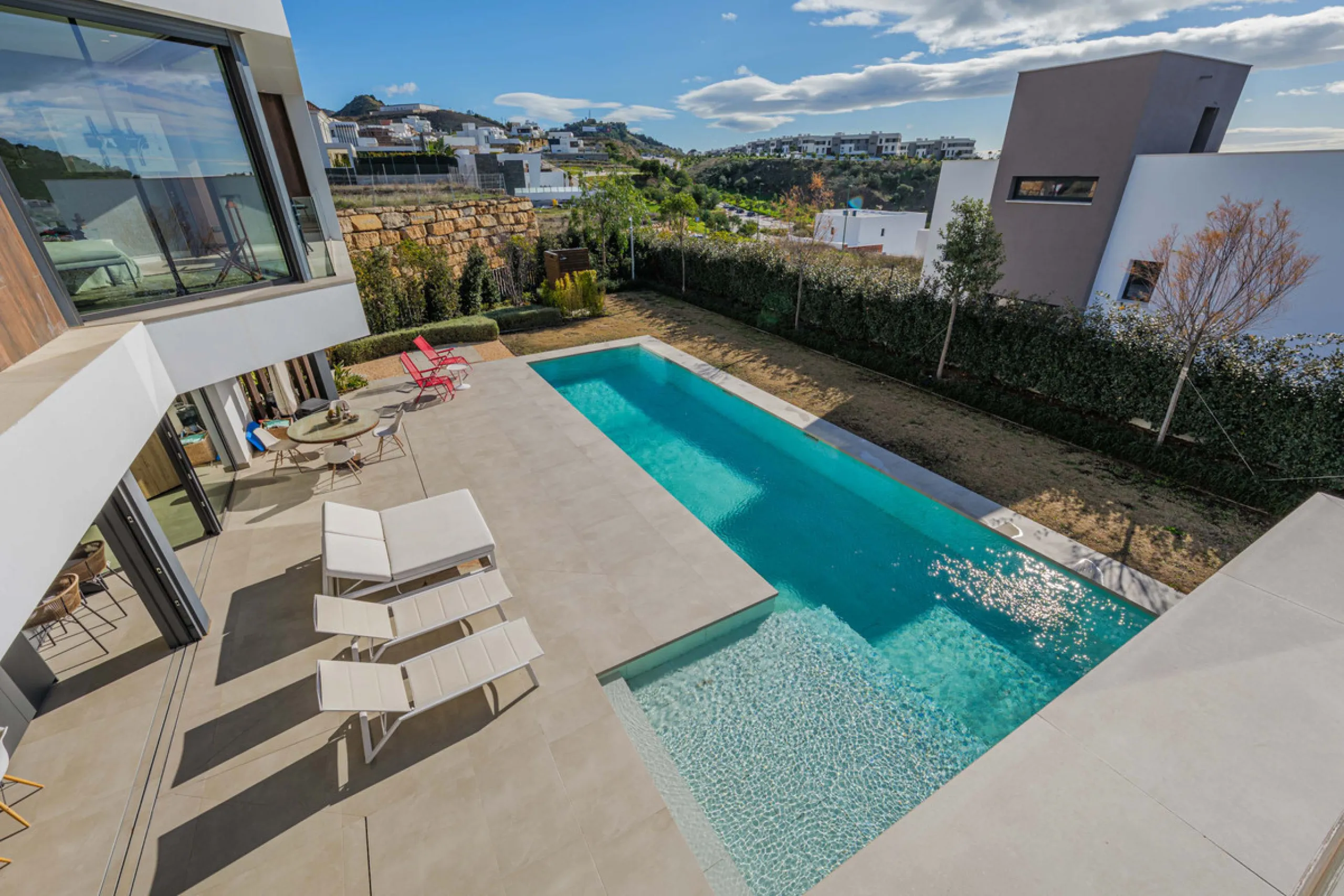 Spectacular contemporary design villa located in East Malaga, boasting sea and mountain views. Built in 2023, it stands out for its modern architecture with clean lines and a carefully planned layout that maximizes natural light. South-facing, it sits on 