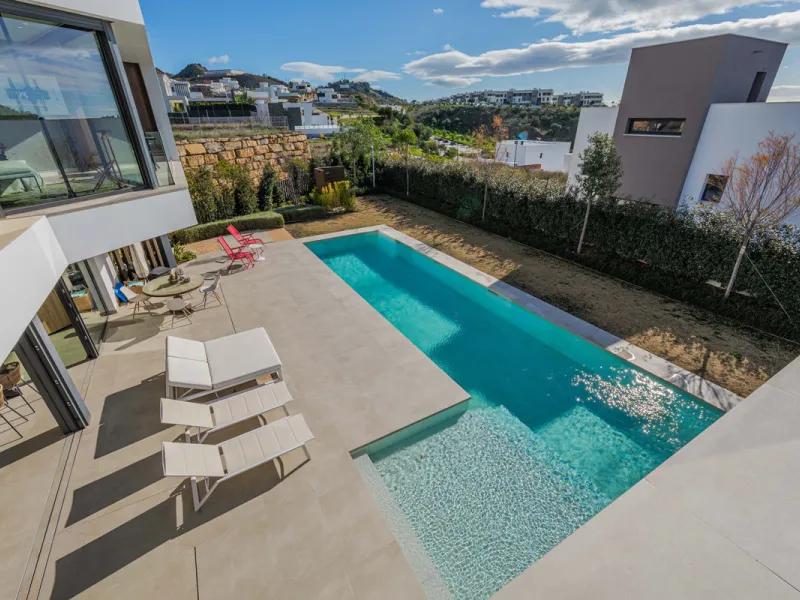 Spectacular contemporary design villa located in East Malaga, boasting sea and mountain views. Built in 2023, it stands out for its modern architecture with clean lines and a carefully planned layout that maximizes natural light. South-facing, it sits on 