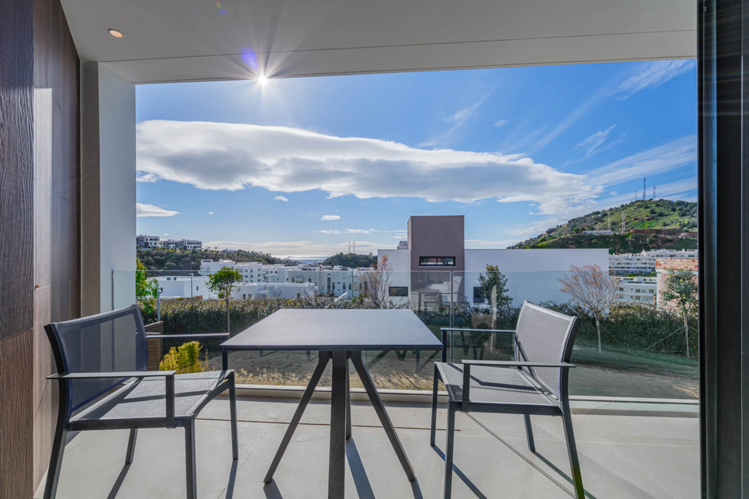 Spectacular contemporary design villa located in East Malaga, boasting sea and mountain views. Built in 2023, it stands out for its modern architecture with clean lines and a carefully planned layout that maximizes natural light. South-facing, it sits on 