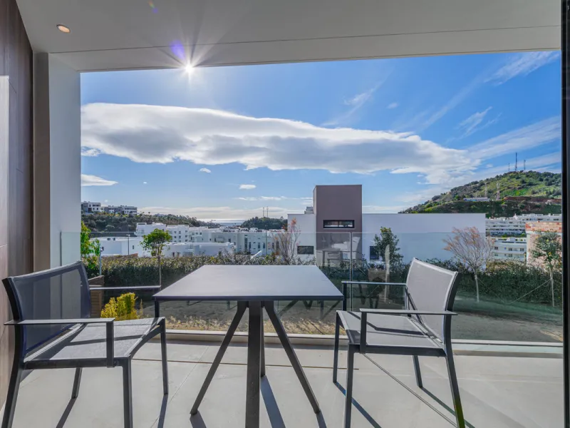 Spectacular contemporary design villa located in East Malaga, boasting sea and mountain views. Built in 2023, it stands out for its modern architecture with clean lines and a carefully planned layout that maximizes natural light. South-facing, it sits on 