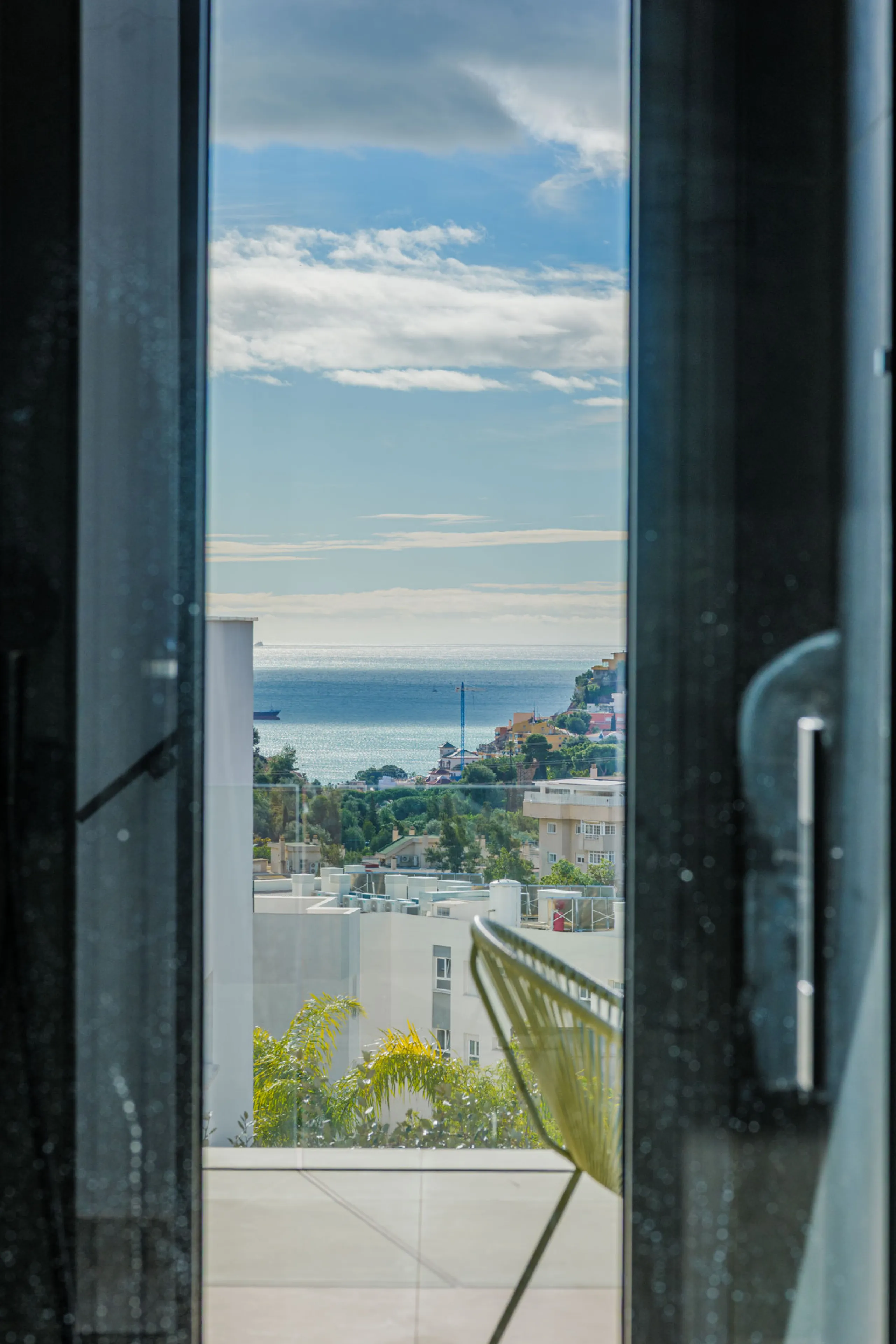 Spectacular contemporary design villa located in East Malaga, boasting sea and mountain views. Built in 2023, it stands out for its modern architecture with clean lines and a carefully planned layout that maximizes natural light. South-facing, it sits on 
