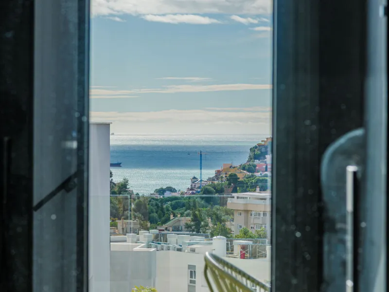 Spectacular contemporary design villa located in East Malaga, boasting sea and mountain views. Built in 2023, it stands out for its modern architecture with clean lines and a carefully planned layout that maximizes natural light. South-facing, it sits on 