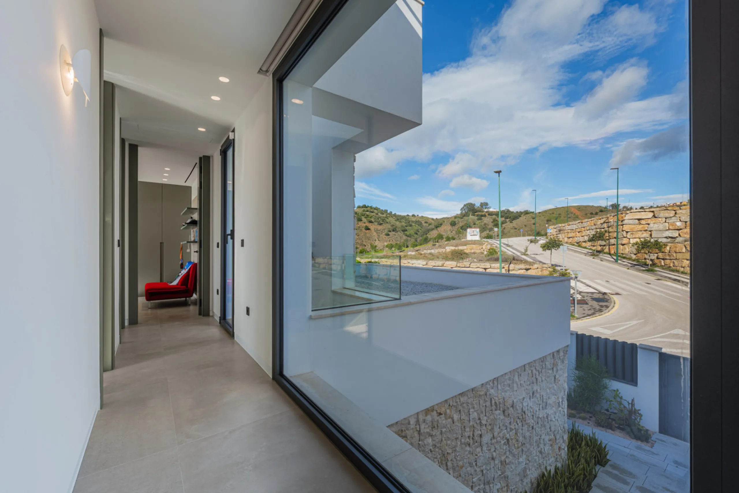 Spectacular contemporary design villa located in East Malaga, boasting sea and mountain views. Built in 2023, it stands out for its modern architecture with clean lines and a carefully planned layout that maximizes natural light. South-facing, it sits on 