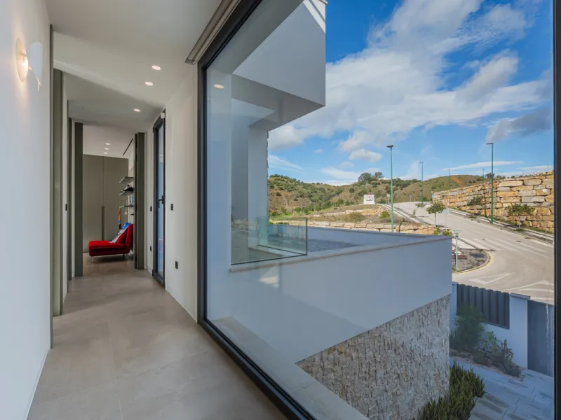 Spectacular contemporary design villa located in East Malaga, boasting sea and mountain views. Built in 2023, it stands out for its modern architecture with clean lines and a carefully planned layout that maximizes natural light. South-facing, it sits on 