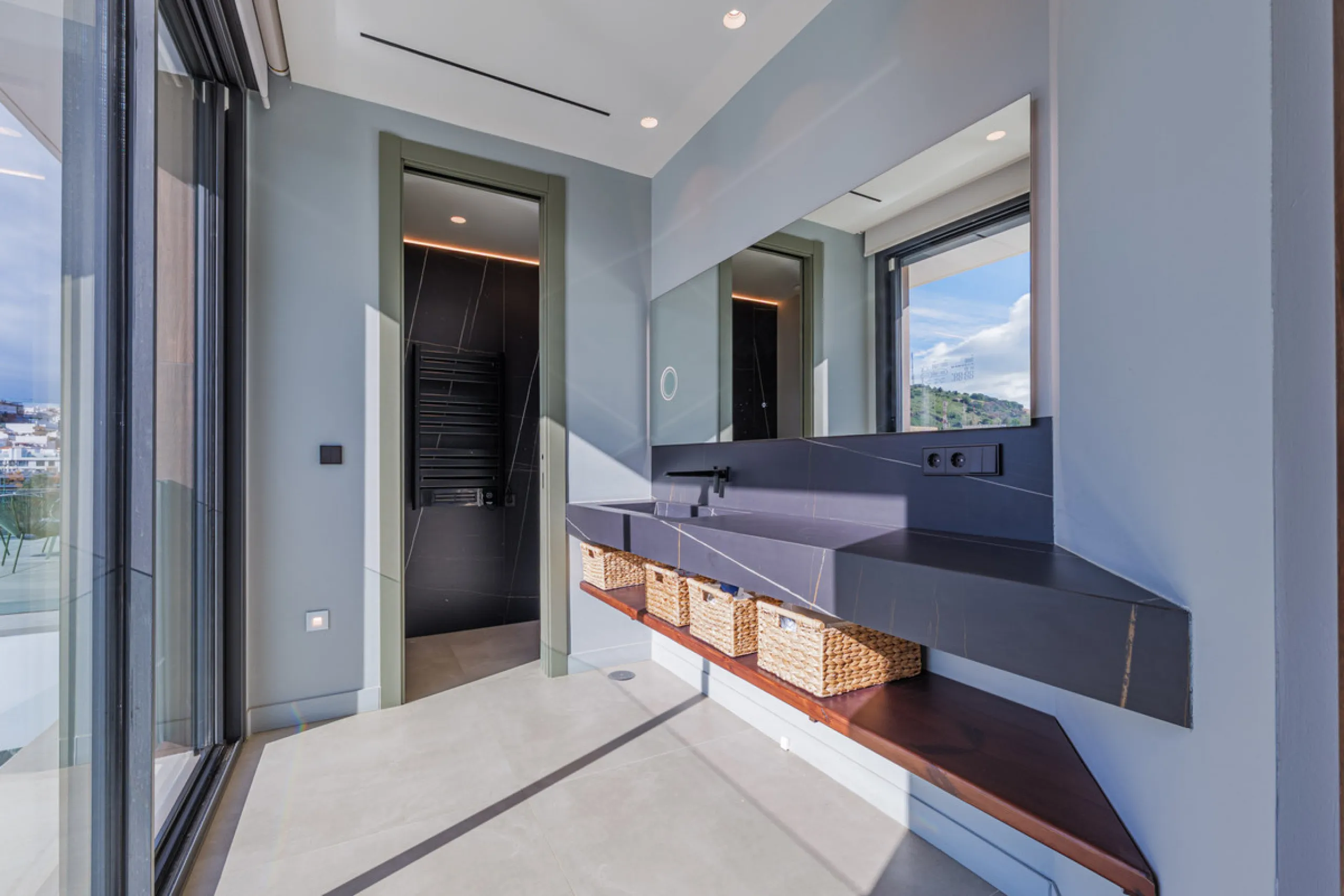 Spectacular contemporary design villa located in East Malaga, boasting sea and mountain views. Built in 2023, it stands out for its modern architecture with clean lines and a carefully planned layout that maximizes natural light. South-facing, it sits on 