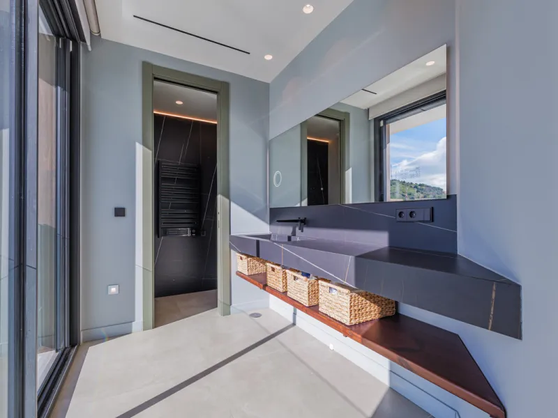 Spectacular contemporary design villa located in East Malaga, boasting sea and mountain views. Built in 2023, it stands out for its modern architecture with clean lines and a carefully planned layout that maximizes natural light. South-facing, it sits on 