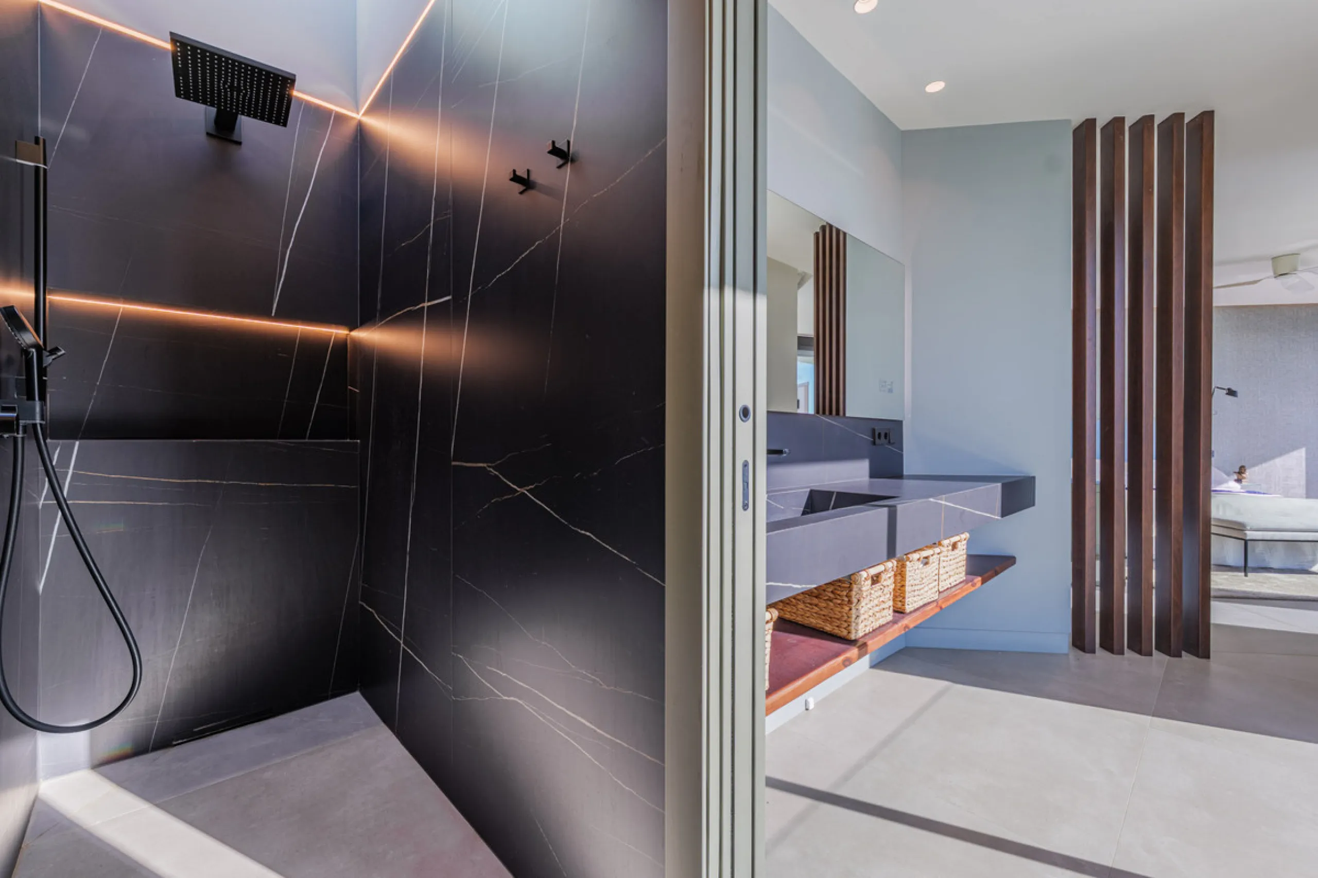 Spectacular contemporary design villa located in East Malaga, boasting sea and mountain views. Built in 2023, it stands out for its modern architecture with clean lines and a carefully planned layout that maximizes natural light. South-facing, it sits on 