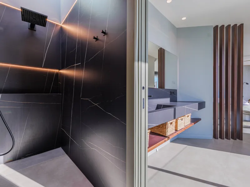 Spectacular contemporary design villa located in East Malaga, boasting sea and mountain views. Built in 2023, it stands out for its modern architecture with clean lines and a carefully planned layout that maximizes natural light. South-facing, it sits on 