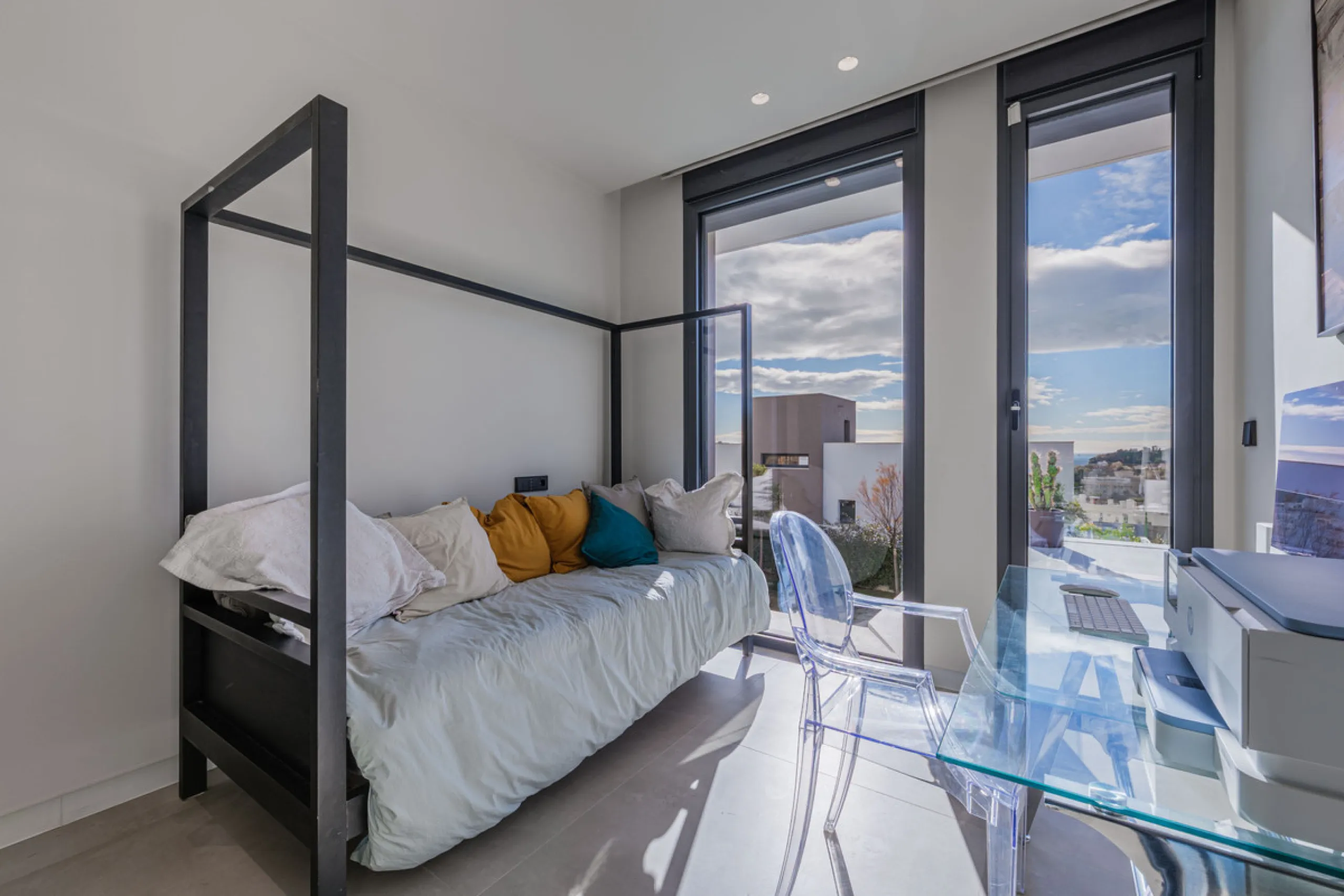 Spectacular contemporary design villa located in East Malaga, boasting sea and mountain views. Built in 2023, it stands out for its modern architecture with clean lines and a carefully planned layout that maximizes natural light. South-facing, it sits on 