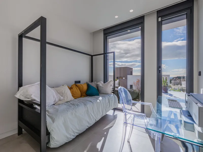 Spectacular contemporary design villa located in East Malaga, boasting sea and mountain views. Built in 2023, it stands out for its modern architecture with clean lines and a carefully planned layout that maximizes natural light. South-facing, it sits on 