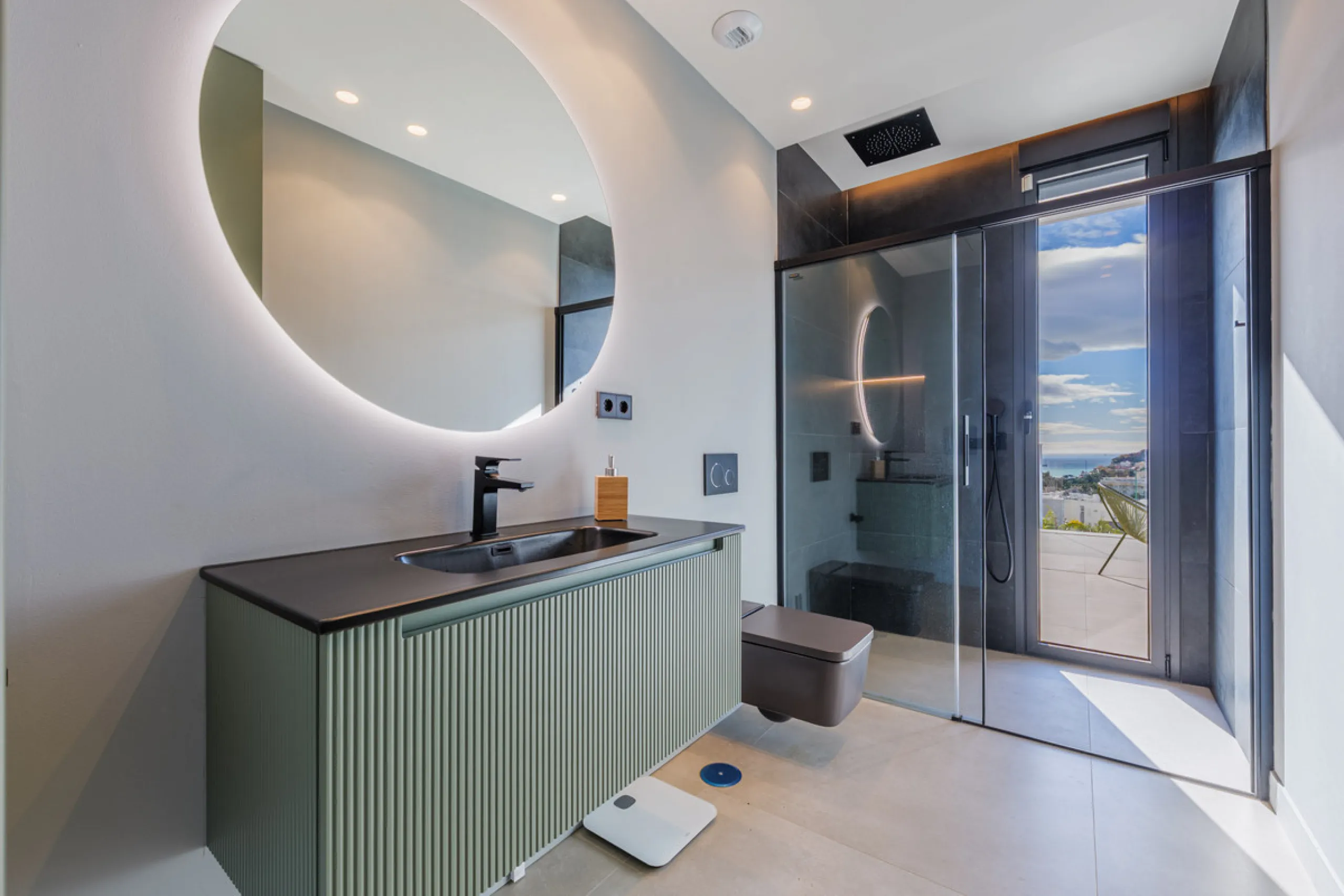 Spectacular contemporary design villa located in East Malaga, boasting sea and mountain views. Built in 2023, it stands out for its modern architecture with clean lines and a carefully planned layout that maximizes natural light. South-facing, it sits on 