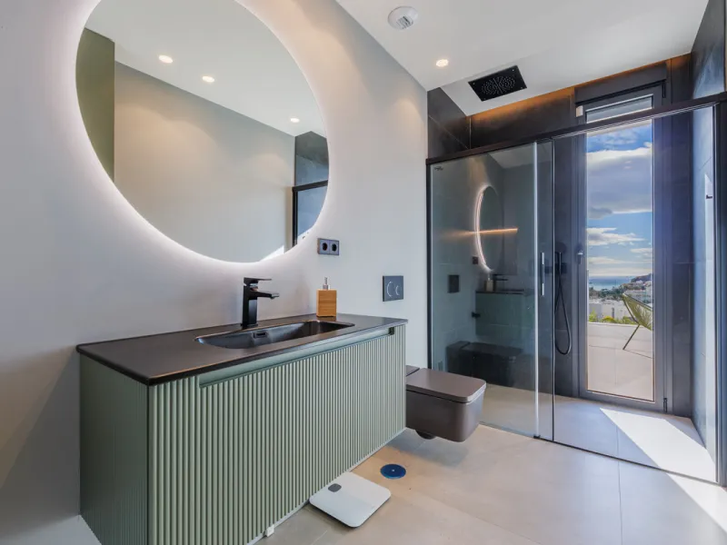 Spectacular contemporary design villa located in East Malaga, boasting sea and mountain views. Built in 2023, it stands out for its modern architecture with clean lines and a carefully planned layout that maximizes natural light. South-facing, it sits on 