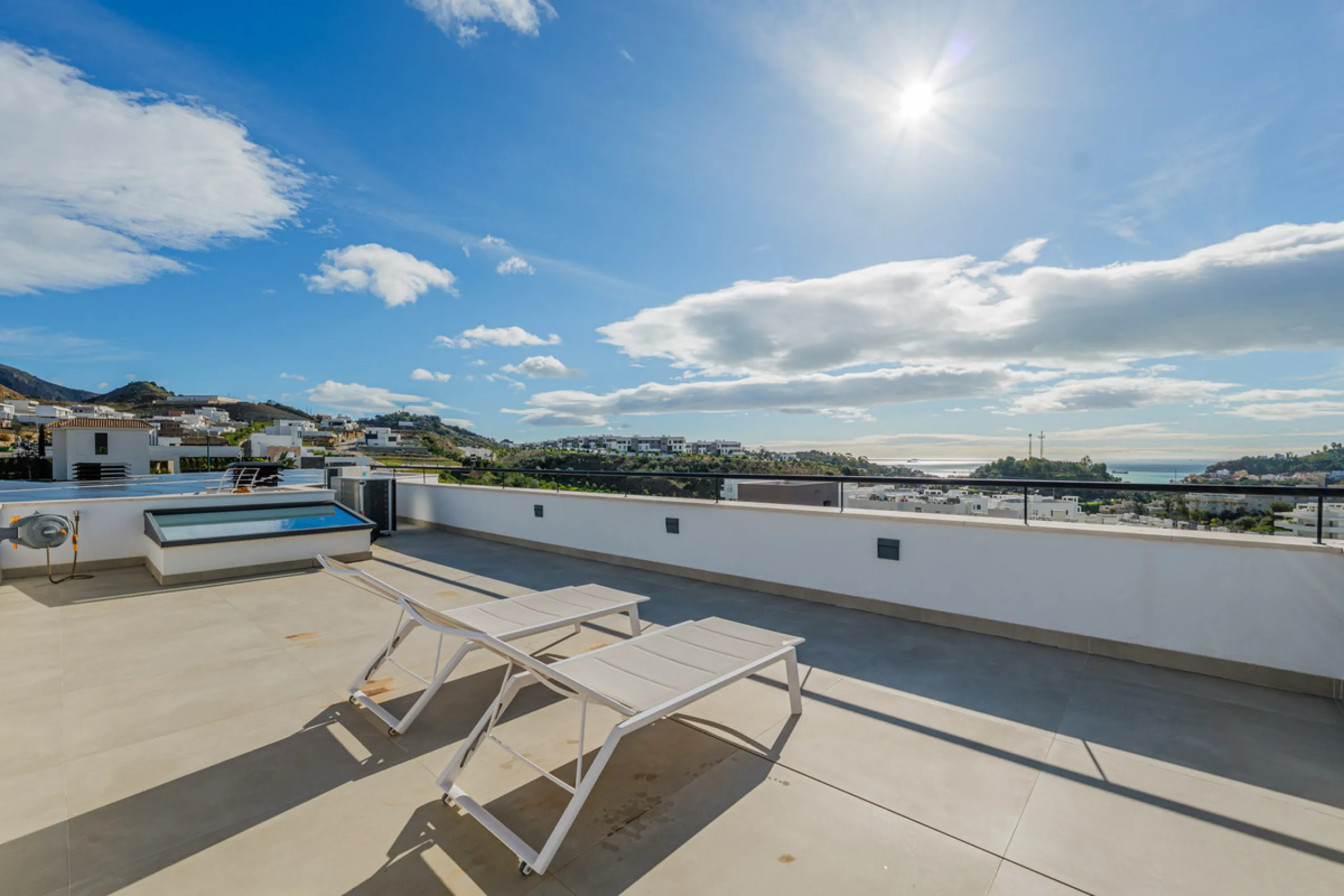 Spectacular contemporary design villa located in East Malaga, boasting sea and mountain views. Built in 2023, it stands out for its modern architecture with clean lines and a carefully planned layout that maximizes natural light. South-facing, it sits on 