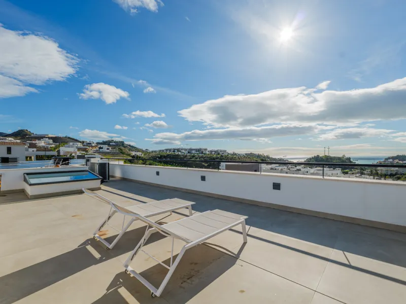 Spectacular contemporary design villa located in East Malaga, boasting sea and mountain views. Built in 2023, it stands out for its modern architecture with clean lines and a carefully planned layout that maximizes natural light. South-facing, it sits on 