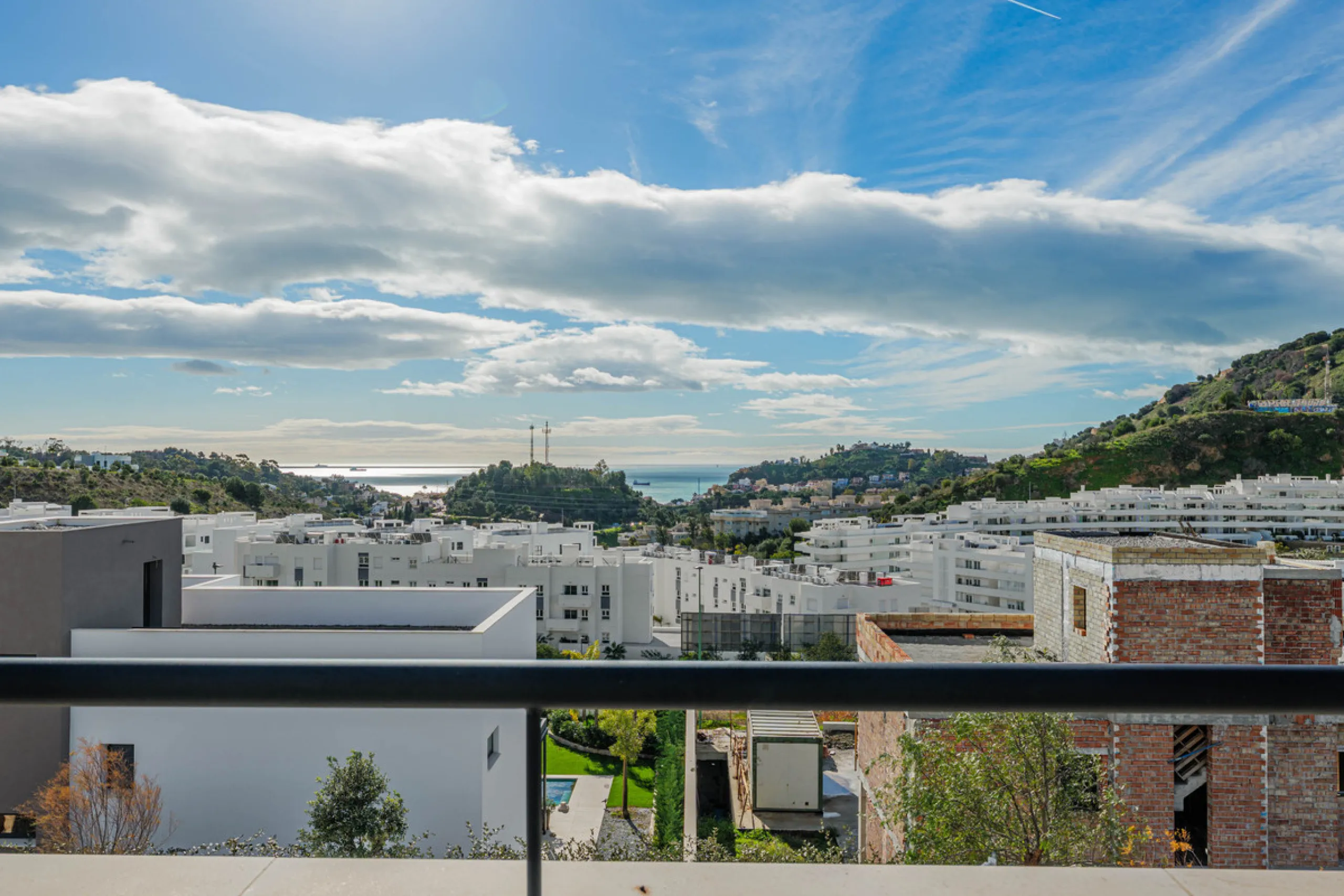 Spectacular contemporary design villa located in East Malaga, boasting sea and mountain views. Built in 2023, it stands out for its modern architecture with clean lines and a carefully planned layout that maximizes natural light. South-facing, it sits on 