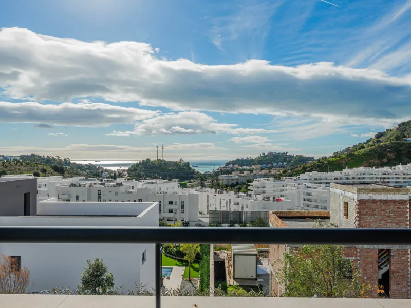 Spectacular contemporary design villa located in East Malaga, boasting sea and mountain views. Built in 2023, it stands out for its modern architecture with clean lines and a carefully planned layout that maximizes natural light. South-facing, it sits on 