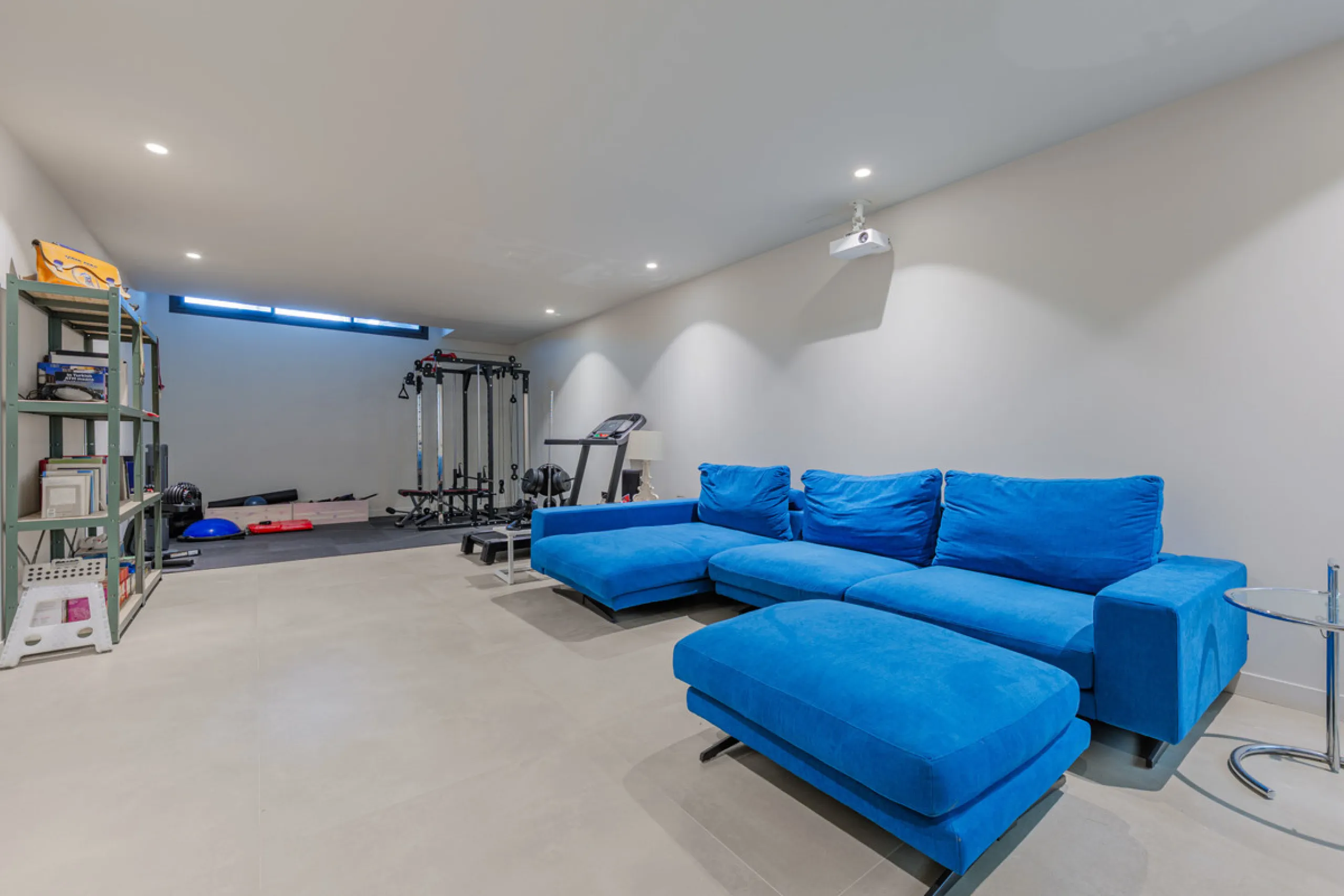 Spectacular contemporary design villa located in East Malaga, boasting sea and mountain views. Built in 2023, it stands out for its modern architecture with clean lines and a carefully planned layout that maximizes natural light. South-facing, it sits on 