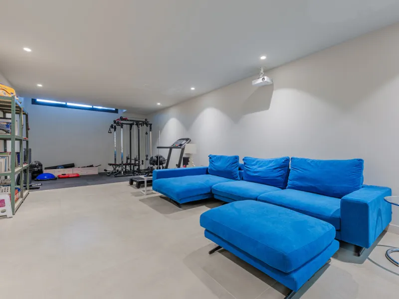 Spectacular contemporary design villa located in East Malaga, boasting sea and mountain views. Built in 2023, it stands out for its modern architecture with clean lines and a carefully planned layout that maximizes natural light. South-facing, it sits on 