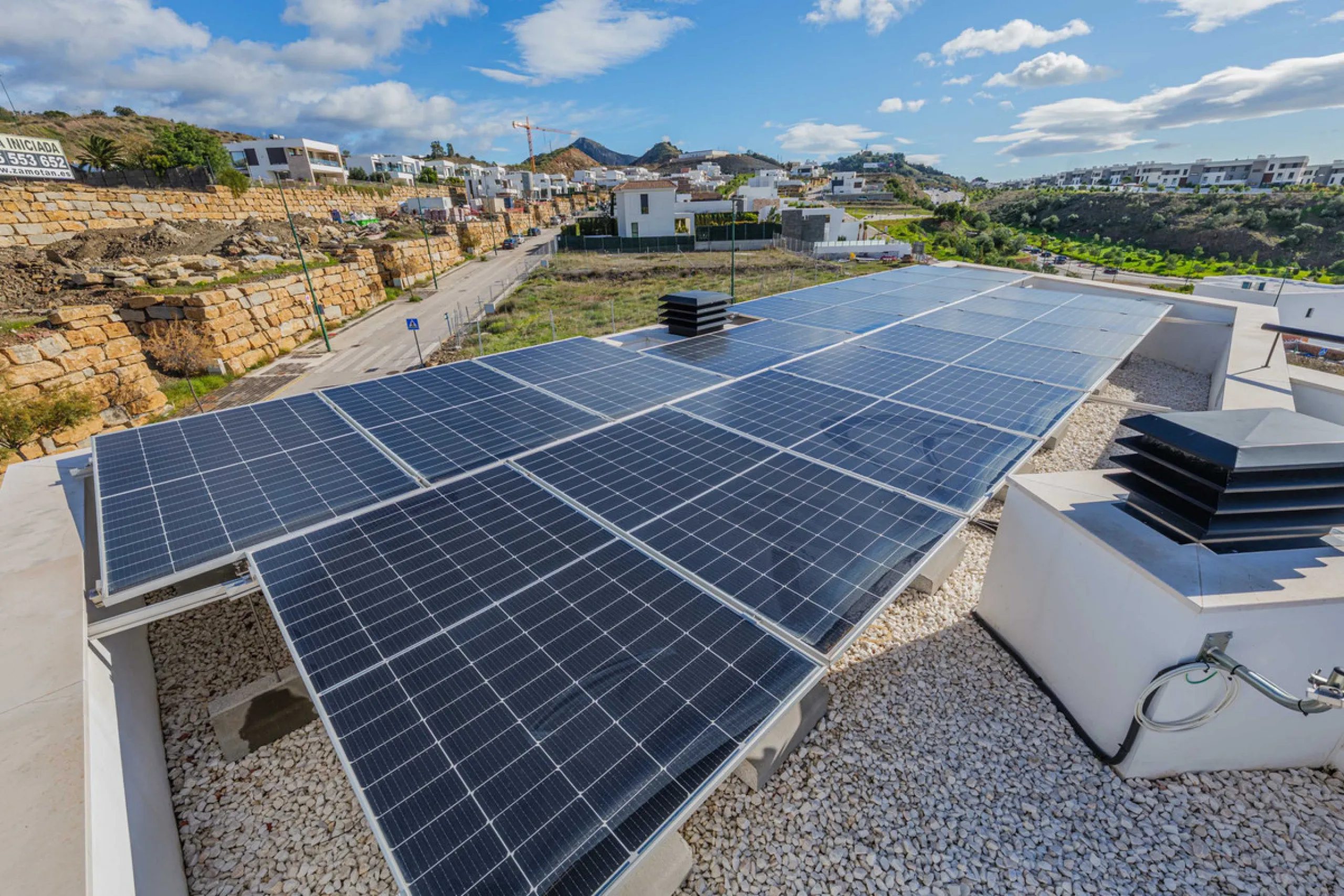 Spectacular contemporary design villa located in East Malaga, boasting sea and mountain views. Built in 2023, it stands out for its modern architecture with clean lines and a carefully planned layout that maximizes natural light. South-facing, it sits on 