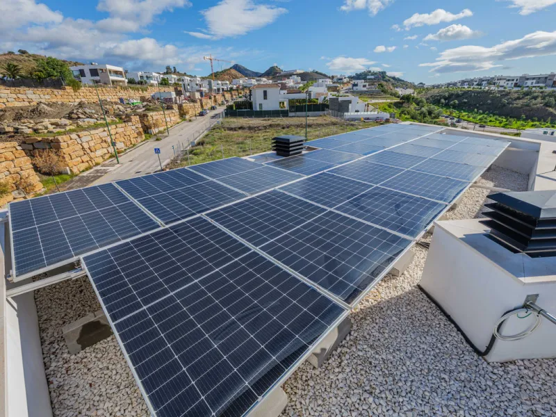Spectacular contemporary design villa located in East Malaga, boasting sea and mountain views. Built in 2023, it stands out for its modern architecture with clean lines and a carefully planned layout that maximizes natural light. South-facing, it sits on 