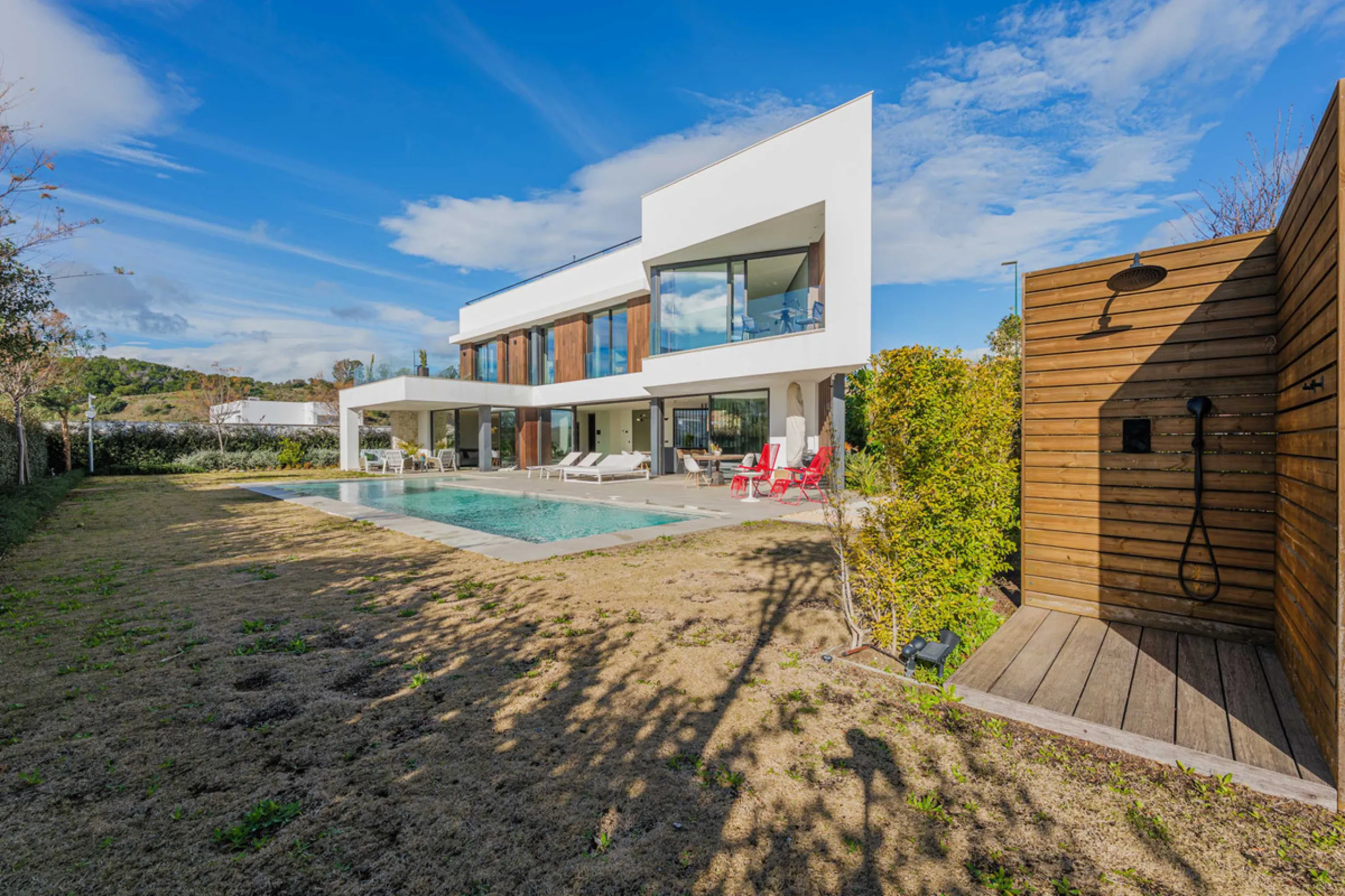 Spectacular contemporary design villa located in East Malaga, boasting sea and mountain views. Built in 2023, it stands out for its modern architecture with clean lines and a carefully planned layout that maximizes natural light. South-facing, it sits on 