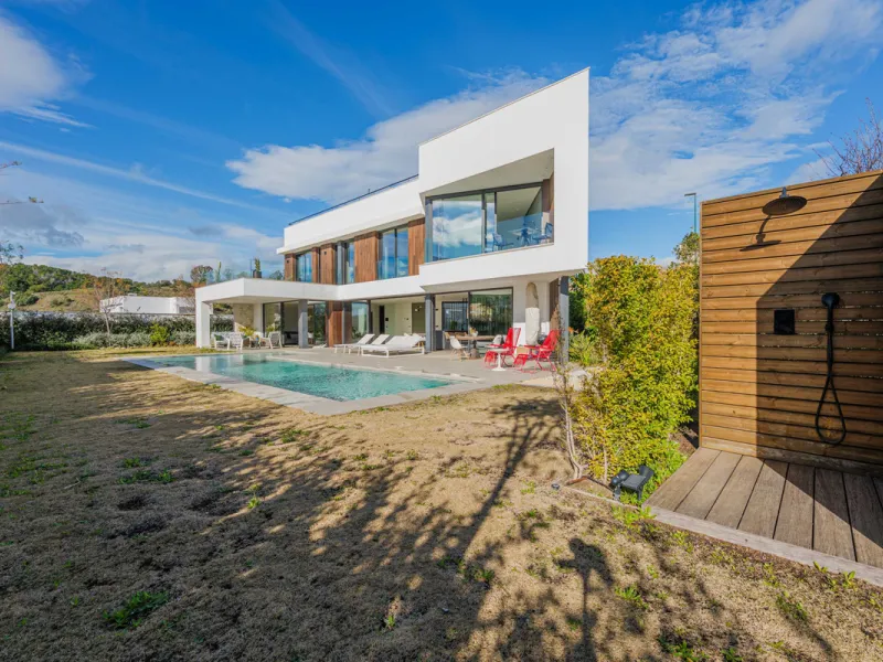 Spectacular contemporary design villa located in East Malaga, boasting sea and mountain views. Built in 2023, it stands out for its modern architecture with clean lines and a carefully planned layout that maximizes natural light. South-facing, it sits on 