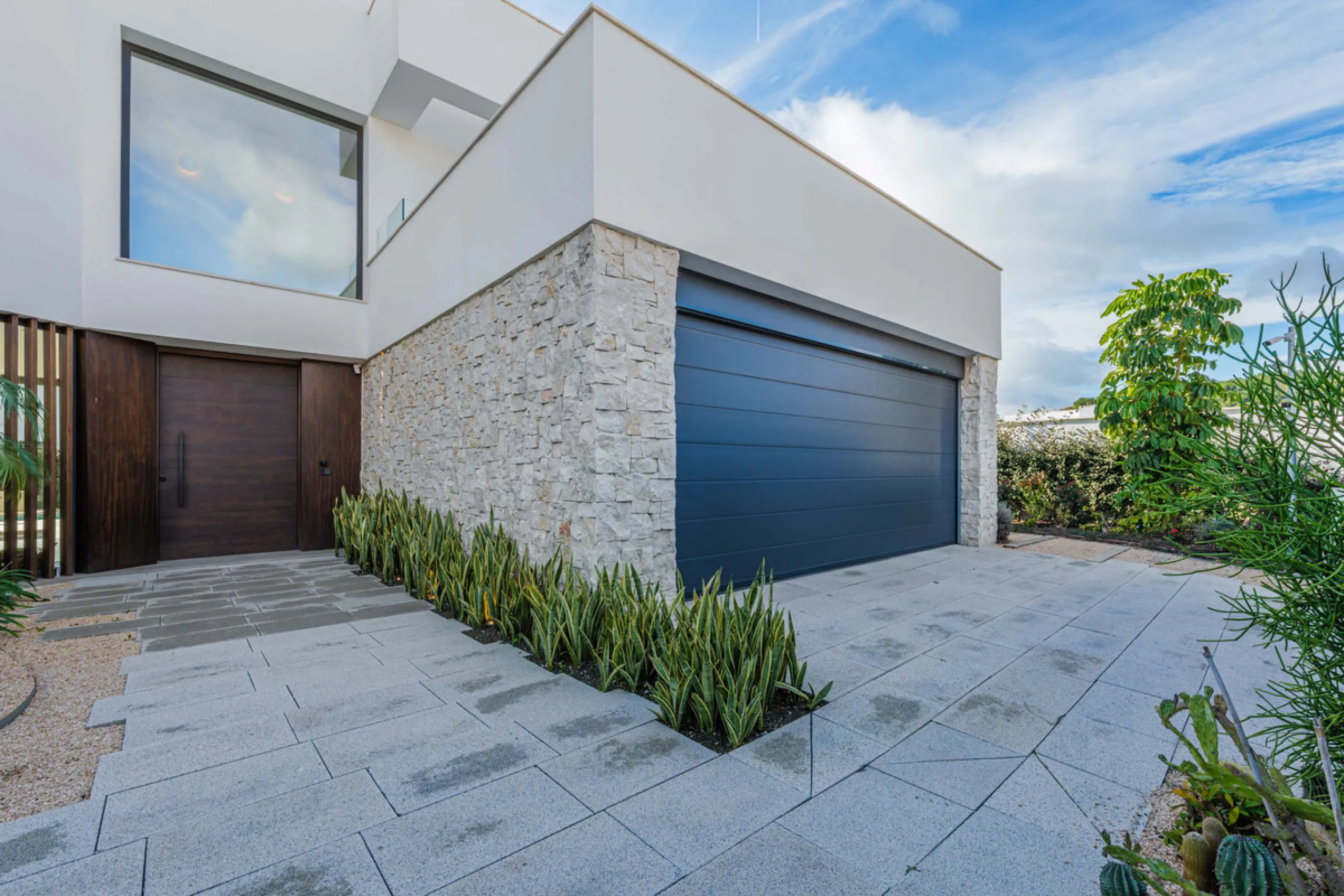 Spectacular contemporary design villa located in East Malaga, boasting sea and mountain views. Built in 2023, it stands out for its modern architecture with clean lines and a carefully planned layout that maximizes natural light. South-facing, it sits on 